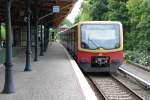 BERLIN, 20.06.2010, S-Bahnlinie S7 nach Potsdam Hbf bei der Ausfahrt aus dem S-Bahnhof Nikolassee (Berlin-Blankenheimer Bahn)