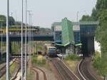 Eine Bahn der BR 481 ist gerade im Bahnhof Hermannstrae eingefahren.