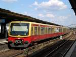 BR 481 als S5 nach S-Bahnhof Strausberg im S+U Bahnhof Berlin Warschauer Strae.(25.7.2010)