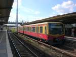 BR 481 als S7 nach S-Bahnhof Ahrensfelde im S+U Bahnhof Berlin Warschauer Strae.(25.7.2010)