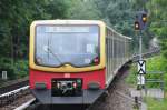 BERLIN, 17.08.2010, S2 nach Blankenfelde bei der Ausfahrt aus dem S-Bahnhof Schichauweg