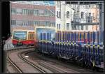 Eine S-Bahn auf dem falschen Gleis -     Parallelfahrt zweier S-Bahn-Triebzüge am Bahnhof Hackescher Markt.