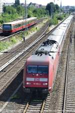 101 090-9 mit IR Garnitur auf dem Weg nach Berlin Ostbahnhof mit S-Bahn Zug der Baureihe 481/482 im Hintergrund.