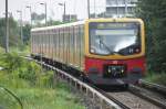 SCHÖNEFELD (Landkreis Dahme-Spreewald), 17.08.2010, S9 nach Pankow bei der Ausfahrt aus dem Bahnhof Schönefeld (Flughafen)