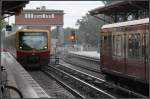 Im Regenschauer -     Zugbegegnung am S-Bahnhof Baumschulenweg.