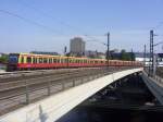 S-Bahn Berlin bei der Einfahrt in den Hauptbahnhof.