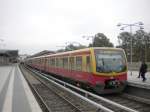 BR 481 als S7 nach Berlin Ostbahnhof im S-Bahnhof Berlin-Charlottenburg.(11.10.2010)