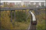 Eine Garnitur der Baureihe 480 auf der S8 nach Hohen Neuendorf unterquert den Schwedter Steg (gesehen Berlin Gesundbrunnen, Behmbrcke 02.11.2010)