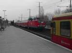 Farbkleckse an einem grauen Tag: MEG 606 und eine S-Bahn der BR 481 am 27.2.2011 in Berlin Karlshorst.