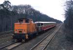 106 240 schleppt einen S-Bahn Zug der BVG entlang der Avus bei Nikolassee, 28.03.1985.