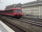 Eine Colabchse verlsst den Bahnhof Zoologischer Garten in Berlin.