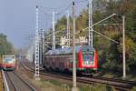 HOHEN NEUENDORF (Landkreis Oberhavel), 23.10.2010, S1 nach Oranienburg wird nach Ausfahrt aus dem S-Bahnhof Borgsdorf vom RE5 in Richtung Rostock überholt