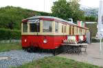 Ein Stck Berlin vor dem Terminal des Stuttgarter Flughafen. Ein Historischer S-Bahn-Wagen aus Berlin. Zwar liegt er auf dem Bauch (Ohne Fahrwerk) aber optisch wunderschn erhalten. Es gibt Currywurst und Berliner Bier. Gesehen am 10.07.2011