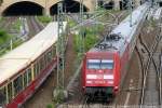 Berlin Gesundbrunnen, DB E-Lok 101 136-0 mit dem IC 2209 um 15:42 nach Mnchen ausfahrend, S-Bahn BR 481 als S41 Ring einfahrend  16.08.2011  