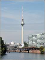 An der Spree entlang -     Ein S-Bahnzug hat den Bahnhof Jannowitzbrücke an der Berliner Stadtbahn verlassen.