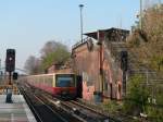 Eine S-Bahn der BR 481 fhrt im Ostkreuz ein.