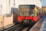 BERLIN, 25.11.2011, S8 nach Grünau im S-Bahnhof Ostkreuz; links der Hallenneubau über dem Ringbahnsteig