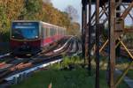 Schnes Herbstlicht fiel auf das stadteinwrts fhrende S-Bahngleis, als Valentin und ich uns auf dem stadtauswrts fhrenden Bahnsteig in Berlin Karlshorst befanden.