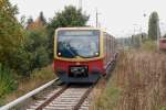 BERLIN, 10.10.2009, S2 nach Blankenfelde bei der Einfahrt in den S-Bahnhof Karow