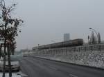 Winter in Berlin - und eine Ringbahn, vom Treptower Park kommend, fhrt im Ostkreuz ein.