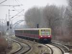 Einfahrt einer S-Bahn der BR 485 in Richtung Erkner im Betriebsbahnhof Rummelsburg, 18.2.2012