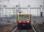 Die Ringbahnhalle des Bhf Ostkreuz verndert viele Blicksituationen. Einst trostloses Schienenland, bald ein (zeitweise) hochglanzpoliertes Glasgebude. Noch ist es nicht in Betrieb. Im Bild eine S-Bahn der Linie S3 in Richtung Erkner, fotografiert in Rummelsburg. 18.2.2012