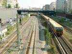 S-Bahnzug kurz vor dem Bhf.ICC/Messe Nord(frher Witzleben)Im Hintergrund die Kaiserdammbrcke mit der darunter hngenden U-Bahnlinie U2 am 24.05.06