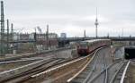 Eine S-Bahn der BR 480 erreicht am 11.04.12 den S-Bahnhof Bornholmer Strae.