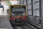 BERLIN, 26.05.2012, S42 nach Gesundbrunnen bei der Ausfahrt aus dem neu errichteten Ringbahnsteig des S-Bahnhofs Ostkreuz