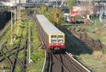 21.10.08 , ein Zug der BR 485/885 als  Spandauer  unterwegs zwischen Warschauer Str.