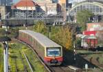 21.10.08, ein  Spandauer  der BR 481/881 nhert sichb der Osteinfahrt des Ostbahnhofs