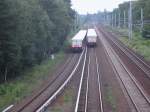 Von der Fussgngerbrcke,in Berlin Wuhlheide,auskonnte ich das Begegnen von zwei 485 Triebwagen,am 14.Juli 2012,fotografieren.