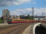 Zwei Triebwagen der Baureihe 481 erreichen am 07. August 2012 als S75 zum Westkreuz den Berliner Hbf.