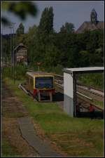 Zwei Wagen des entgleisten Zuges der Berliner S-Bahn stehen bewacht auf einem Stumpfgleis Hhe des Stellwerks Tgl. Im Hintergrund das Gebude des alten Stellwerks Tgl, das von 1905 bis 1987 in Betrieb war (Berlin Tegel 23.08.2012, fotografiert von der  Schneckenbrcke )