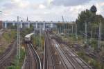 BERLIN, 07.10.2012, Blick von der Modersohnstraßenbrücke in Friedrichshain auf den Bahnhof Ostkreuz, den soeben die S75 nach Westkreuz verlassen hat