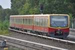 BERLIN, 08.10.2012, S25 nach Teltow Stadt bei der Ausfahrt aus dem Bahnhof Südkreuz