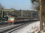 BR 481 auf der S3 bei Wilhelmshagen. Problembaureihe in den Vorjahren, inzwischen aber so weit hochgepppelt, dass sie die nun wiederum im Winter unzuverlssigen Zge der BR 485  ersetzen  knnen. Irgendwo fehlen dann zwar wiederum diese Zge, so dass es nach wie vor zu Ausfllen kommt - insgesamt ist das Angebot aber bedeutend besser als in den letzten Wintern. Derzeit scheinen nach meiner Beobachtung eher die Weichen der Schwachpunkt zu sein, sie verursachten in den letzten Wochen mehrere stundenlange Ausflle einzelner Strecken. Die alljhrlichen vollmundigen vorwinterlichen Versprechen a la  Wir sind vorbereitet  bleiben nach wie vor etwas waghalsig, denn verglichen mit den 90er Jahren ist das Winterangebot immer noch bedeutend schlechter. 26.1.2013