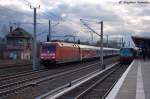 101 136-0 mit dem EC 378  Slovensk Strela  von Bratislava hl.st. nach Stralsund Hbf, bei der Durchfahrt in Berlin-Blankenburg. Zeitgleich fhrt eine 481er Garnitur als S2 von Berlin-Lichtenrade nach Berlin-Buch ein. 07.02.2013