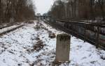 21.02.2013 Berlin zwischen Julius-Leber-Brcke (Hintergrund) und Schneberg, Kilometerstein 2.9; Die genaue Streckenfhrung ist mir noch nicht ganz klar - rechts neben der S-Bahn Strecke verlief die sog. Cherusker Kurve. Das stillgelegte Gleis Links fhrt ber die S-Bahn und hat sich dann wohl mit der o.g. Kurve verbunden. Konkretisierungen willkommen.