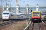 BERLIN, 01.05.2013, schönes Aufeinandertreffen zweier völlig unterschiedlicher Triebfahrzeuge beim S-Bahnhof Rummelsburg: links ein ICE auf dem Weg ins Depot Rummelsburg, rechts einer der