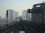 Vor der Kulisse der Plattenbauten am Berliner Alexanderplatz verlsst das 481er-Doppelgespann den Bahnhof in richtung Ostbahnhof.