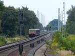 Ein Kurzzug der BR 485 als S46 nach Westend erreicht gerade den Betriebsbahnhof Schneweide.