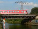 Eine dreiteilige 628-Garnitur bernahm vom 30.9. bis ca. 2.1.2006 den S-Bahn-Verkehr zwischen Baumschulenweg und Schneweide auf den Fernbahngleisen, da eine neue Brcke eingebaut werden musste. Eigentlich sollten auch Doppelstockwagen mit einem U-Boot (BR 219) fahren, die Lok war aber leider defekt. Der vorgesehene 20-Minuten-Takt konnte deshalb nicht eingehalten werden. In den nchsten Jahren werden die Bahnhfe Adlershof und Baumschulenweg neu gebaut.