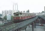 Historisch:Ein S-Bahnzug nach Beusselstrasse,von Gartenfeld kommend,auf der im September 1980 stillgelegten  Siemensbahn  kurz vor dem Bhf.Wernerwerk.Heute ist die Strecke berwuchert und die Bahnhfe