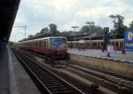 DB S-Bahn Berlin: S7 (BR 481/482) Bahnhof Berlin-Wannsee im Juli 2004.