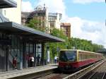 Bahnhof Julius-Leber-Brücke - Einfahrt der S1 nach Potsdam.