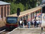 8.8.2014 Bernau (bei Berlin), Abfahrt des Jubiläumszuges mit viel Tschingdarassabum. Ein echter alter wäre passender gewesen...