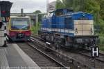 Berlin Lichtenberg,   S-Bahnhof Nöldnerplatz,   SGL Spitzke Logistik GmbH Diesellok V 100-SP-001 (98 80 3202 846 2 D-SLG), S-Bahn Berlin BR 481 als  S5  2014,08,27