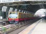 Am 02.09.2014 stand eine S-Bahn an der Station Berlin Hackescher Markt.