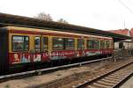 Der Jubiläumszug der S-Bahn Berlin „Wir verbinden – Seit 90 Jahren“ am 14.10.2014 als S 1 nach Berlin Wannsee in Oranienburg.
Hier im Detail der Wagen 481 501-5 mit Motiven aus Charlottenburg-Wilmersdorf und Weissensee-Pankow.
